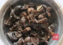 Illustration of how to make cold seaweed and black and white fungus (gastrointestinal cleaner) 1