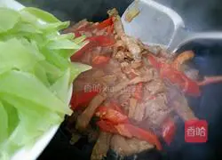 Illustration of how to stir-fry lettuce and meat 8