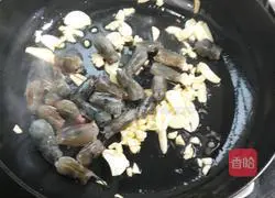 Illustration of how to make garlic seafood pasta 8