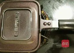 Illustration of how to make black sesame rice pancakes 11