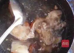 Illustration of how to make braised pig's trotters, kelp and soybean soup 2