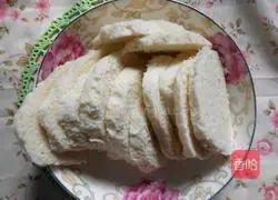 Illustration of how to make golden steamed bun slices 3