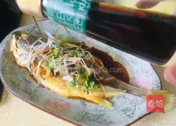 Illustration of how to make steamed yellow croaker 6