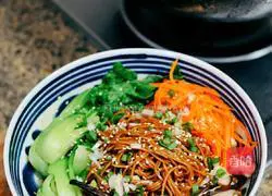 Illustration of how to make noodles mixed with scallion oil 4