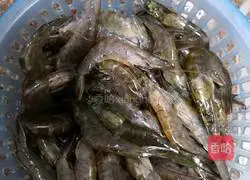 Illustration of how to make raw pickled shrimp 1