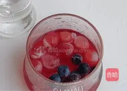 Illustration of how to make sweet and sour blueberry drink 5