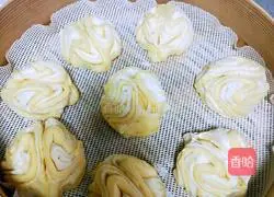 Illustration of how to make two-color flower rolls 22