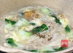 Illustration of how to make vegetable, egg, and shredded pork noodle soup 10