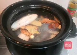 Illustration of how to make chicken soup with cuttlefish and lotus seeds 11