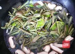 Illustration of how to make shrimp and water shield soup 6