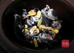 How to nourish qi and nourish blood, red dates, wolfberry and black chicken soup (nourishing medicinal diet) Illustration 1