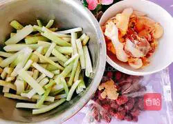 Illustration of how to make braised chicken with cattail leaf 1
