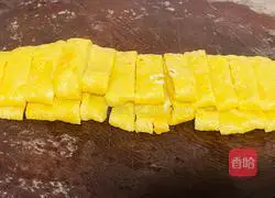 Illustration of how to make delicious egg skin soup 8