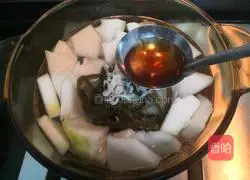 Illustration of how to make shrimp skin kelp and winter melon soup 7