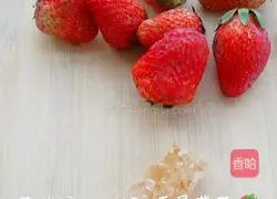 Illustration of how to make strawberry rock sugar water 1