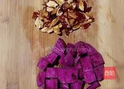 Illustration of how to make purple potato, red dates and white fungus soup 3