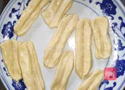 Illustration of how to make fried dough sticks 14