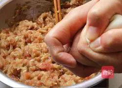 Illustration of how to make winter melon and pork stuffed dumplings to remove moisture in summer 9