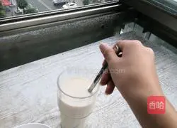 Illustration of how to make very simple milk tea 5