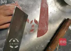 Illustration of how to make little penguin steamed buns 9