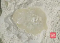 Illustration of how to make leek, egg and meat dumplings 1