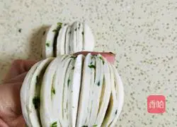 Illustration of how to make green onion rolls 24