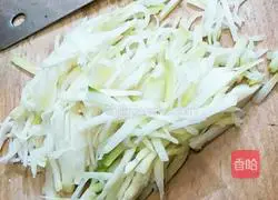 Illustration of how to make radish braised noodles 1
