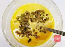 Illustration of how to make raisin carrot egg pancake 2