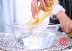 Illustration of how to make golden soup fish maw chicken 1