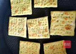 Illustration of how to make green onion baking soda biscuits 15