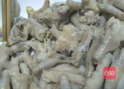 Illustration of how to make spicy and sour lemon chicken feet 3