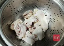 Illustration of how to make dendrobium and ganoderma stewed chicken soup 3