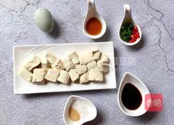 Illustration of how to make cold preserved egg tofu 1