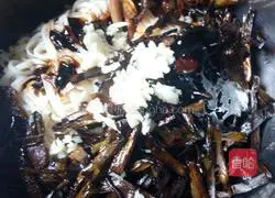 Illustration of how to make salty scallion noodles 19