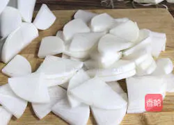 Illustration of how to make white radish and crucian carp soup 3