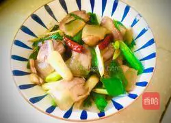 Illustration of how to stir-fry bacon with garlic sprouts 7