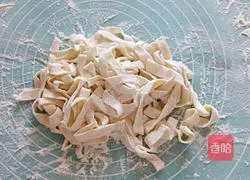 Illustration of hand-rolled noodles 15