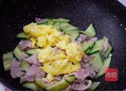 Illustration of how to make fried pork slices with cucumber and eggs 12