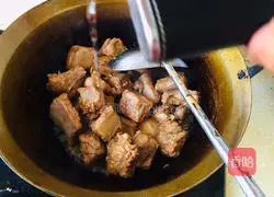 Illustration of braised pork ribs and noodles 6