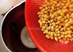 Illustration of how to make purple sweet potato milk 6