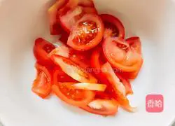 Illustration of how to make tomato, egg and tofu skin soup 3