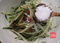 Illustration of how to make cold wolfberry and cucumber 8