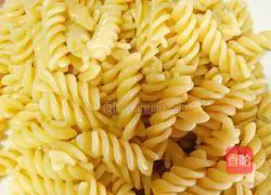 Illustration of how to make tomato spiral pasta 4