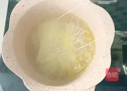 Complementary food for babies over one week old: Recipe for shredded chicken and green vegetable noodles 2