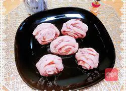 Illustration of how to make purple sweet potato rolls stuffed with roses 15