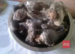 Illustration of how to make black chicken soup 2