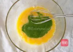 Illustration of how to make spinach juice egg rolls 5