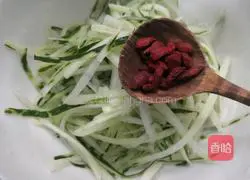 Illustration of how to make cold wolfberry and cucumber 4