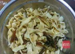 Illustration of how to make hand-made noodles with two onions 9