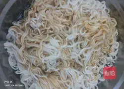 Illustration of how to make noodles with scallion oil 9